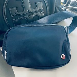 NWOT - Everywhere Belt Bag 1L - TRUE NAVY